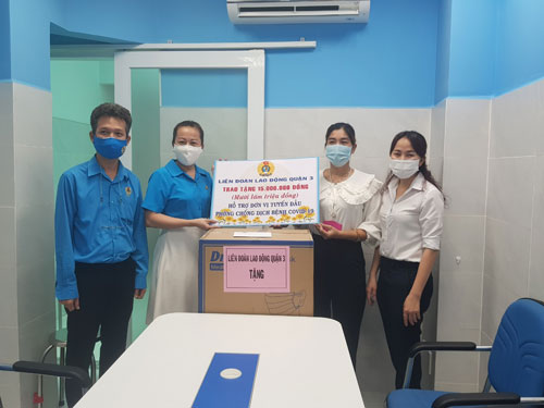 Động viên công nhân và lực lượng tuyến đầu chống dịch - Ảnh 1.