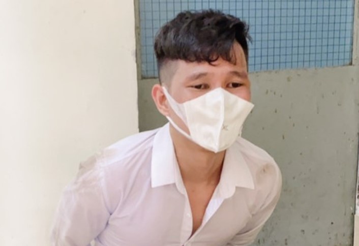 Kiểm soát phòng, chống Covid-19, phát hiện tài xế taxi mang súng đi giao ma túy