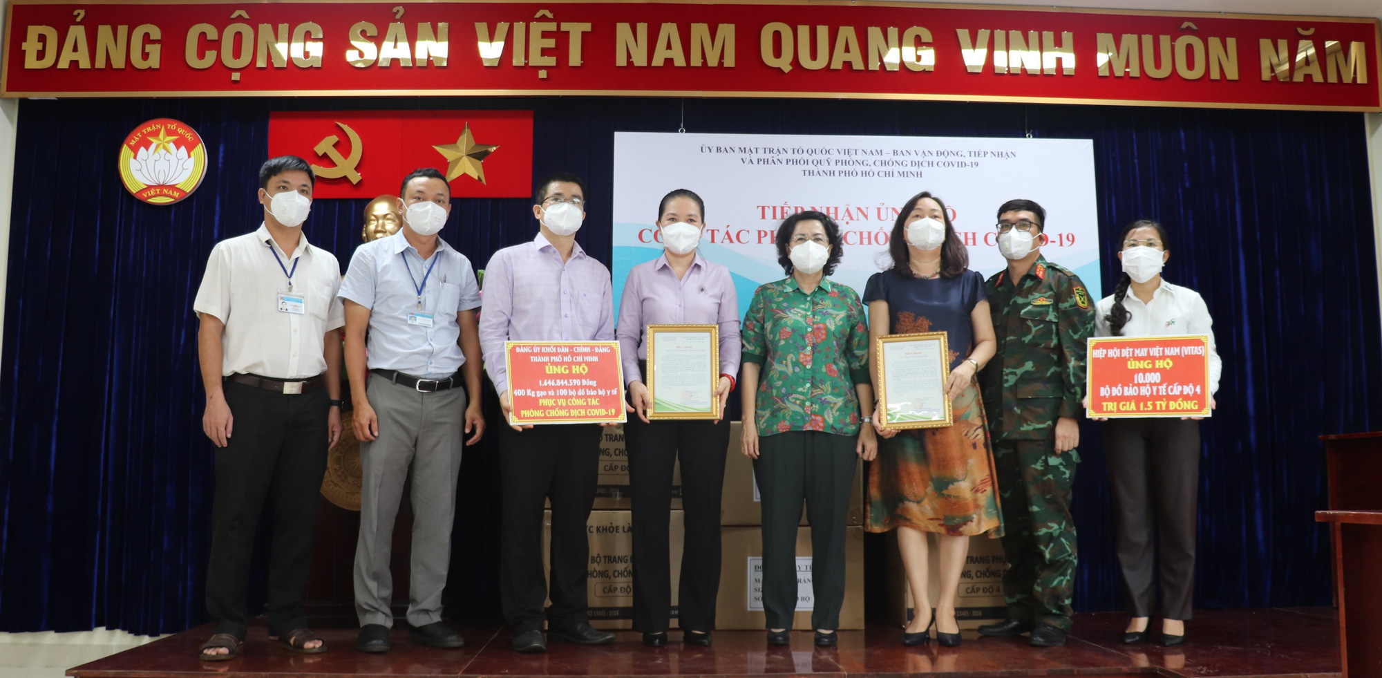 TP HCM: Tiếp nhận hơn 3 tỉ đồng, hơn 10.000 bộ đồ bảo hộ y tế ủng hộ công tác chống dịch