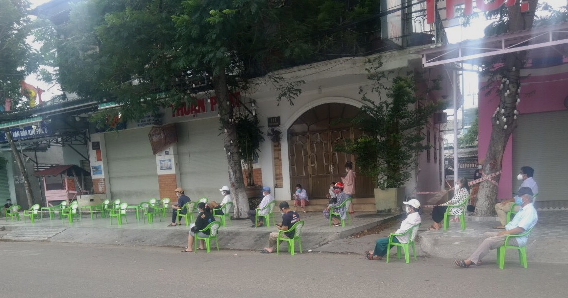 Ở khu phong tỏa vẫn ra ngoài đi làm rồi phát hiện mắc Covid-19