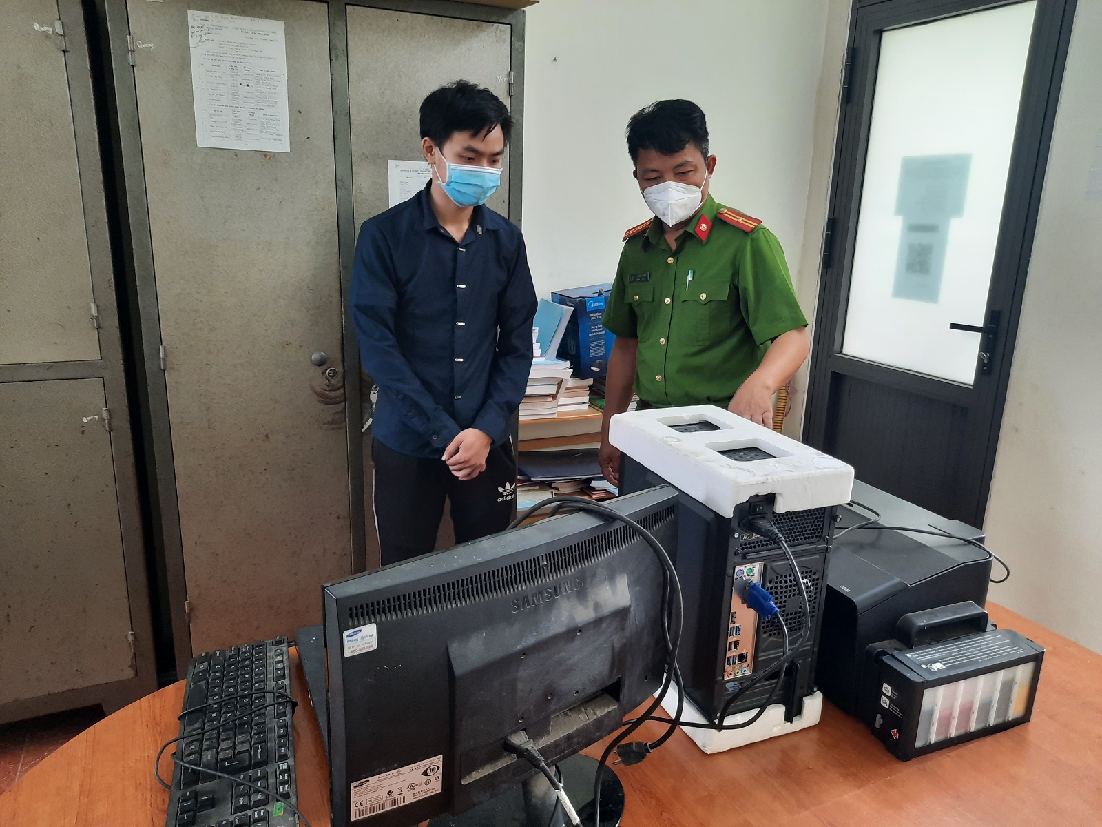 Chủ cửa hàng photocopy làm giả phiếu xét nghiệm Covid-19 cho trên 100 người