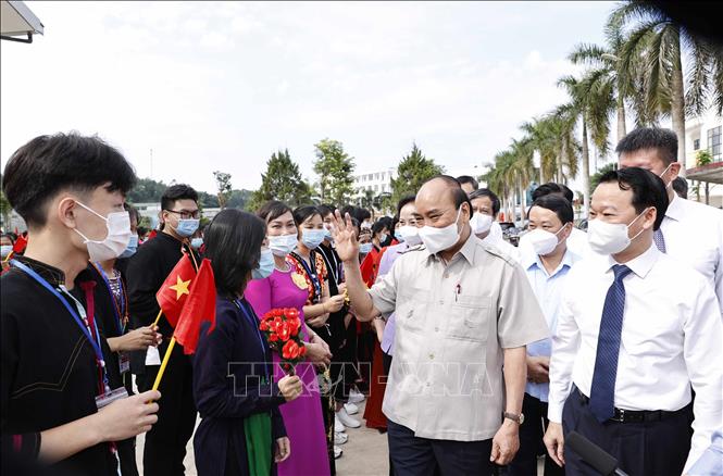 Chủ tịch nước đ&aacute;nh trống khai giảng tại Trường Phổ th&ocirc;ng D&acirc;n tộc nội tr&uacute; THPT tỉnh Y&ecirc;n B&aacute;i - Ảnh 1.