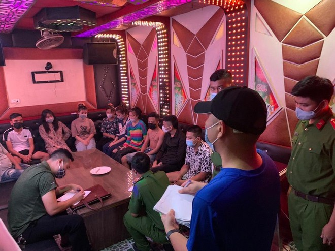 Nh&oacute;m nam, nữ thanh ni&ecirc;n bay lắc trong qu&aacute;n karaoke - Ảnh 1.