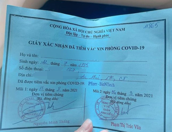 Vụ khoe ti&ecirc;m vắc-xin nhờ xin &ocirc;ng anh: Đ&igrave;nh chỉ c&ocirc;ng t&aacute;c 1 ph&oacute; chủ tịch phường - Ảnh 1.