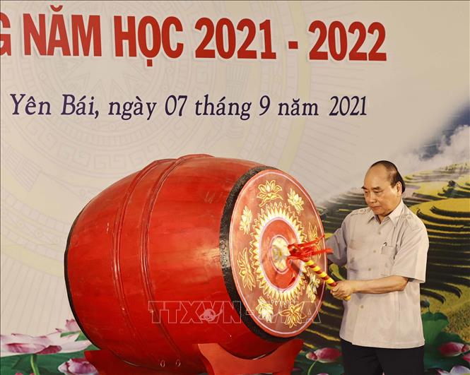 Chủ tịch nước đ&aacute;nh trống khai giảng tại Trường Phổ th&ocirc;ng D&acirc;n tộc nội tr&uacute; THPT tỉnh Y&ecirc;n B&aacute;i - Ảnh 4.