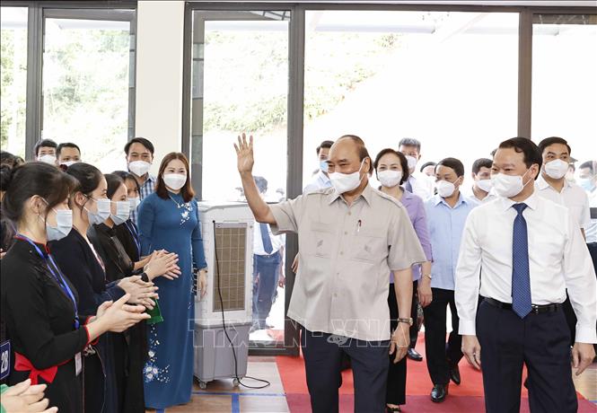 Chủ tịch nước đ&aacute;nh trống khai giảng tại Trường Phổ th&ocirc;ng D&acirc;n tộc nội tr&uacute; THPT tỉnh Y&ecirc;n B&aacute;i - Ảnh 2.
