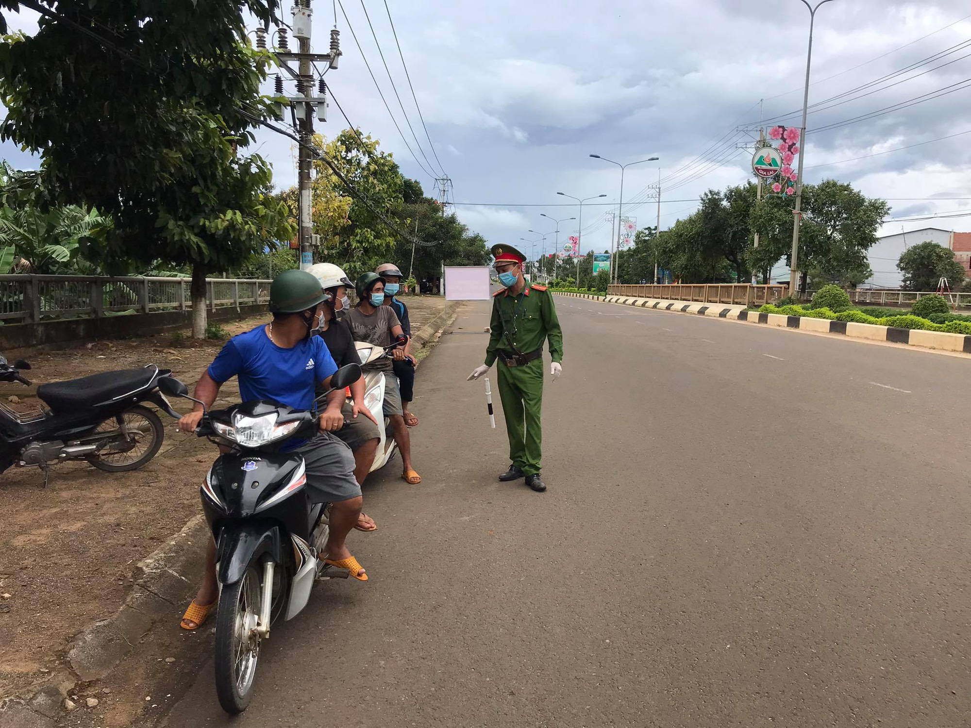 TP Pleiku ra văn bản hỏa tốc sau khi người phụ nữ đi chợ không mang CMND bị xử phạt