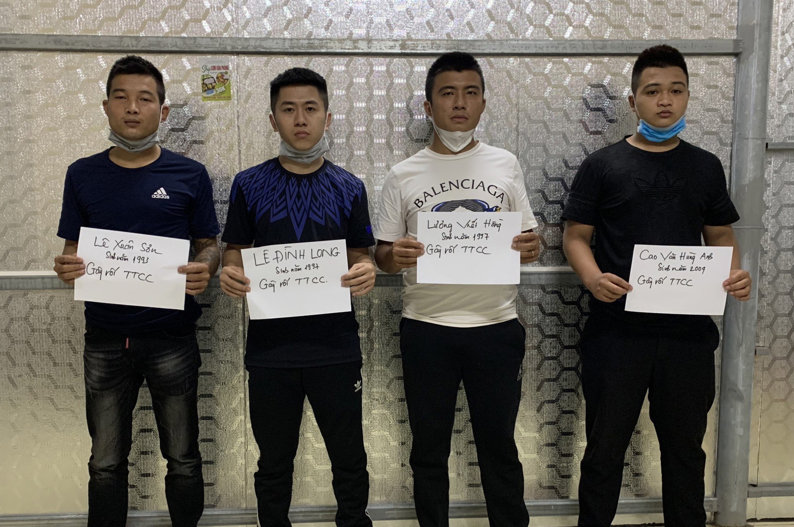 Nhân viên tiếp thị sơn bị 5 kẻ "bảo kê" vác mã tấu truy sát trên quốc lộ