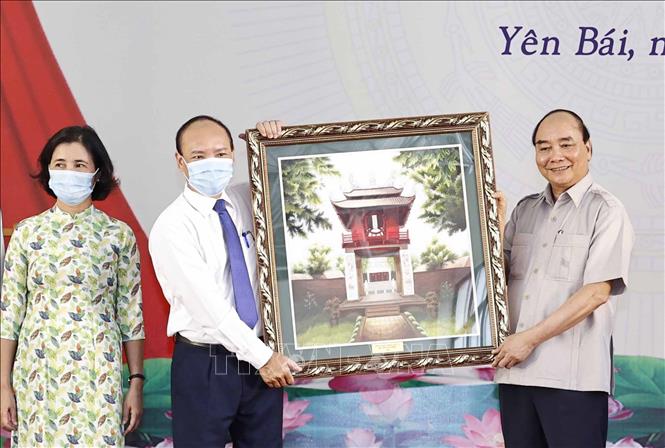 Chủ tịch nước đ&aacute;nh trống khai giảng tại Trường Phổ th&ocirc;ng D&acirc;n tộc nội tr&uacute; THPT tỉnh Y&ecirc;n B&aacute;i - Ảnh 8.