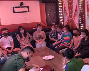 Nhóm nam, nữ thanh niên "bay lắc" trong quán karaoke