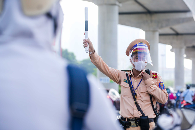 Công an Hà Nội: Nhiều doanh nghiệp còn lúng túng xin cấp giấy đi đường