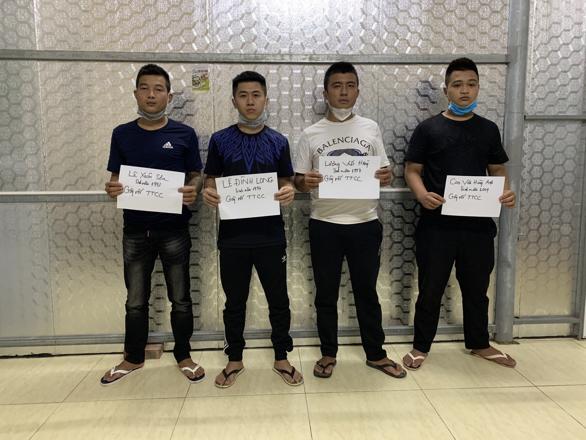 Nh&acirc;n vi&ecirc;n tiếp thị sơn bị 5 kẻ bảo k&ecirc; v&aacute;c m&atilde; tấu truy s&aacute;t tr&ecirc;n quốc lộ - Ảnh 1.