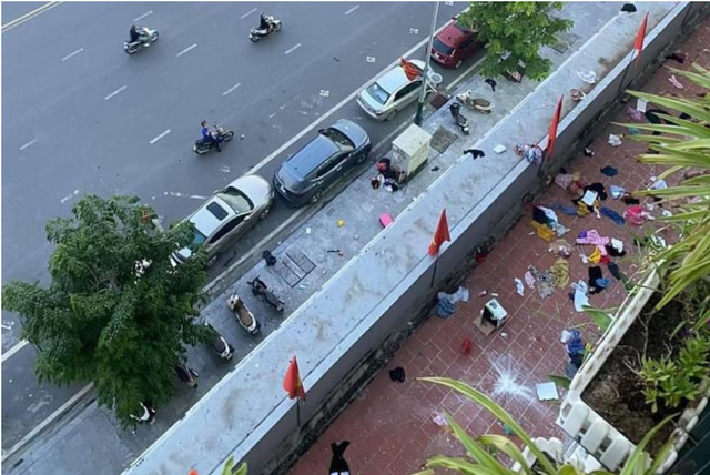 Giận vợ, người chồng n&eacute;m nhiều đồ vật từ căn hộ tầng 25 chung cư xuống đường - Ảnh 1.