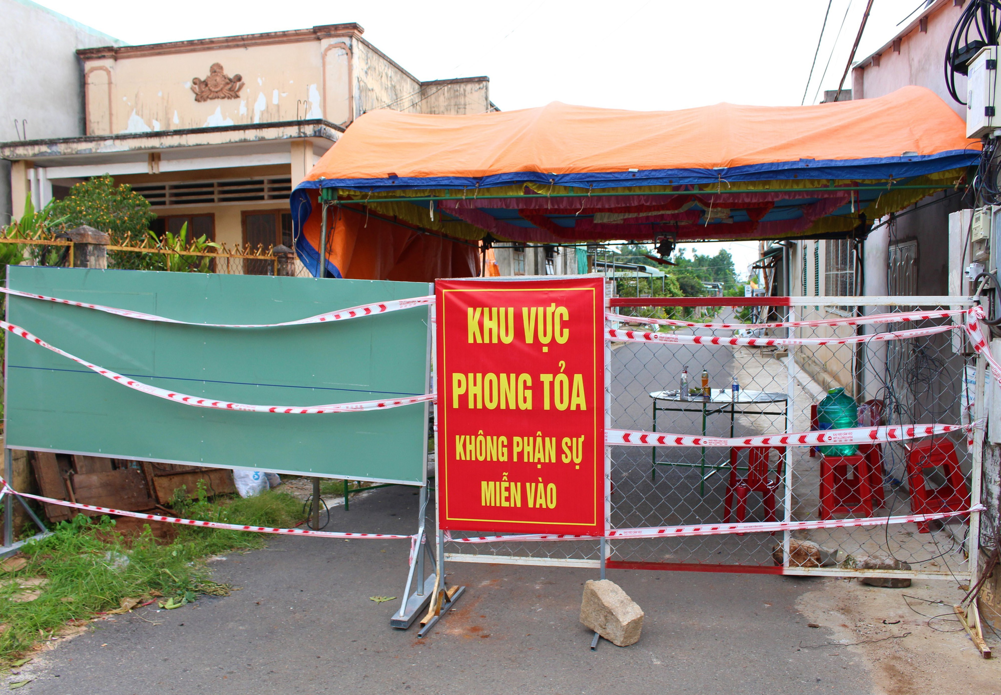 3 thôn bị phong toả vì có người trốn chốt kiểm soát để đi tiệc ma tuý - Ảnh 1.