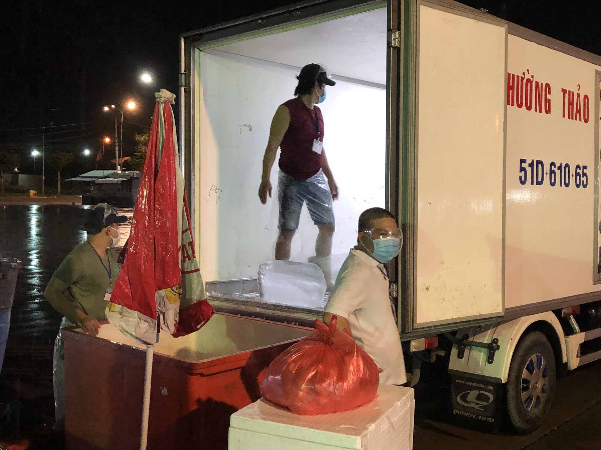 Rau củ, cá tôm nhộn nhịp "xuống hàng" tại chợ đầu mối Bình Điền