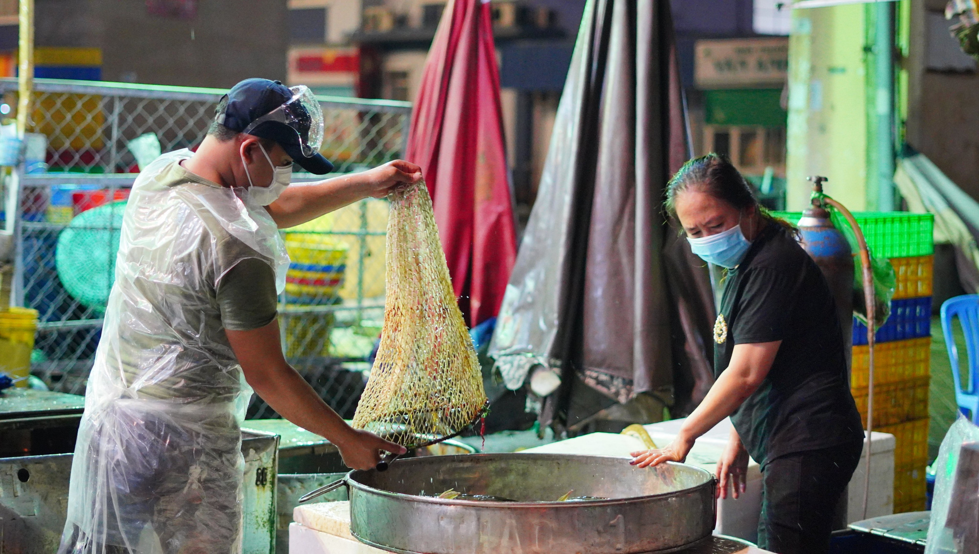 Rau củ, cá tôm nhộn nhịp xuống hàng tại chợ đầu mối Bình Điền - Ảnh 2.
