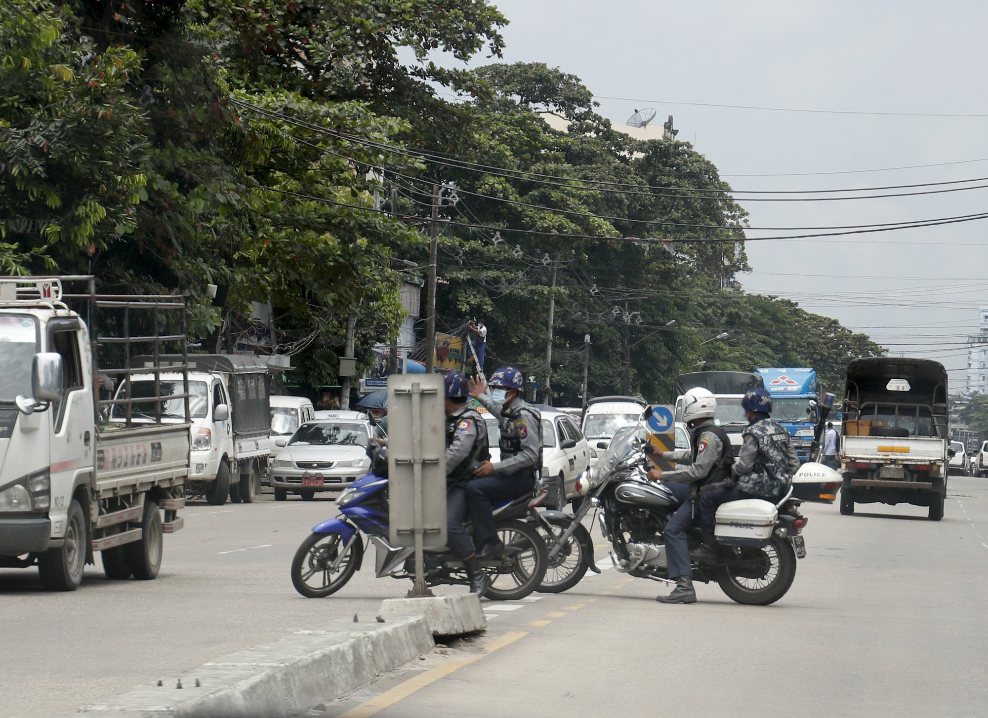 Người biểu tình “đạp đổ” loạt tháp viễn thông quân đội Myanmar