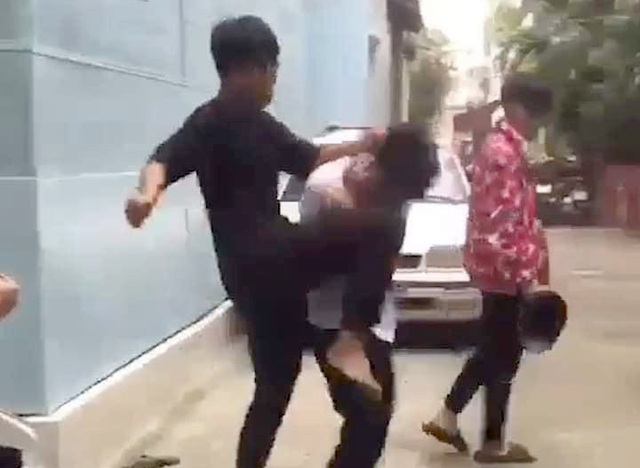 Nhìn "ngứa mắt" lúc uống rượu, 2 thanh, thiếu niên đánh bạn trọng thương