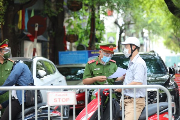 Thủ tướng y&ecirc;u cầu H&agrave; Nội điều chỉnh bất cập trong việc cấp giấy đi đường - Ảnh 1.