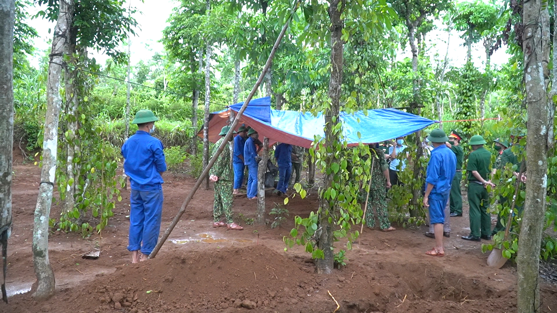 Tìm thấy họ tên khắc trên tấm tôn chôn cùng hài cốt liệt sĩ - Ảnh 2.
