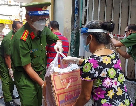 San sẻ khó khăn với người nghèo và lao động mất việc