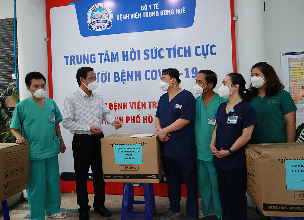 Chủ tịch UBND TP HCM Phan Văn Mãi thăm Trung tâm Hồi sức tích cực người bệnh Covid-19