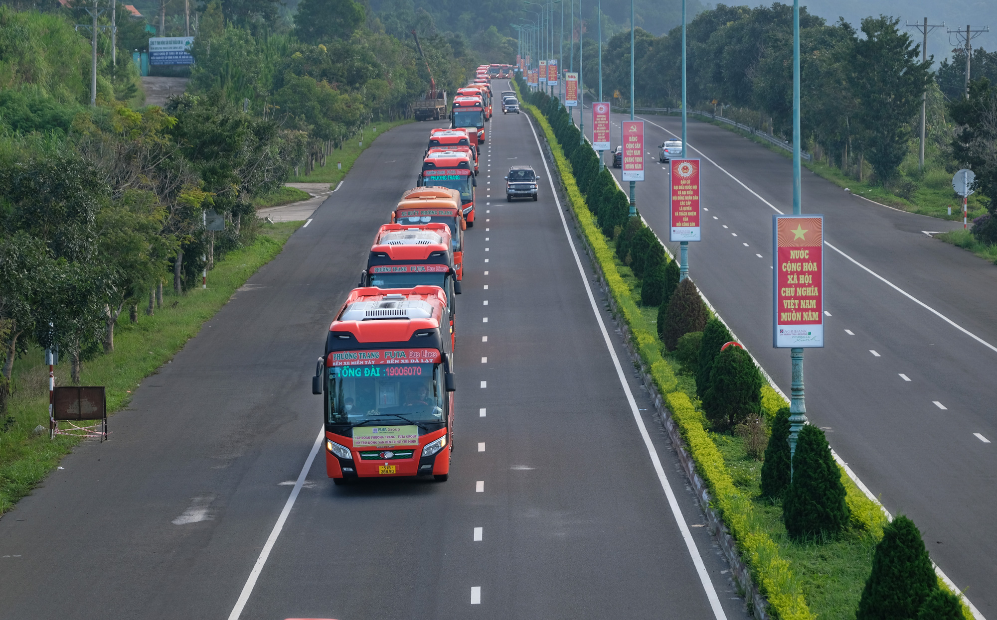 Phương Trang tiếp tục đưa 273 tấn nông sản Đà Lạt về TP HCM - Ảnh 1.