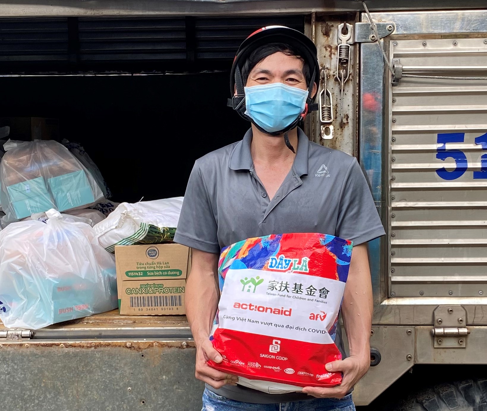 Hỗ trợ khẩn cấp cho học sinh là con gia đình lao động khó khăn