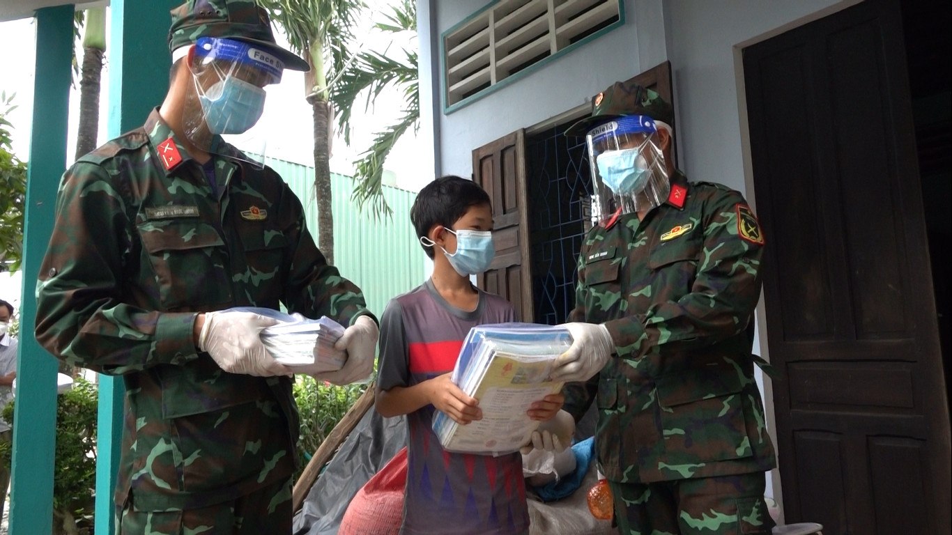 TP HCM: Bộ đội đến tận nhà trao sách giáo khoa cho học sinh có hoàn cảnh khó khăn