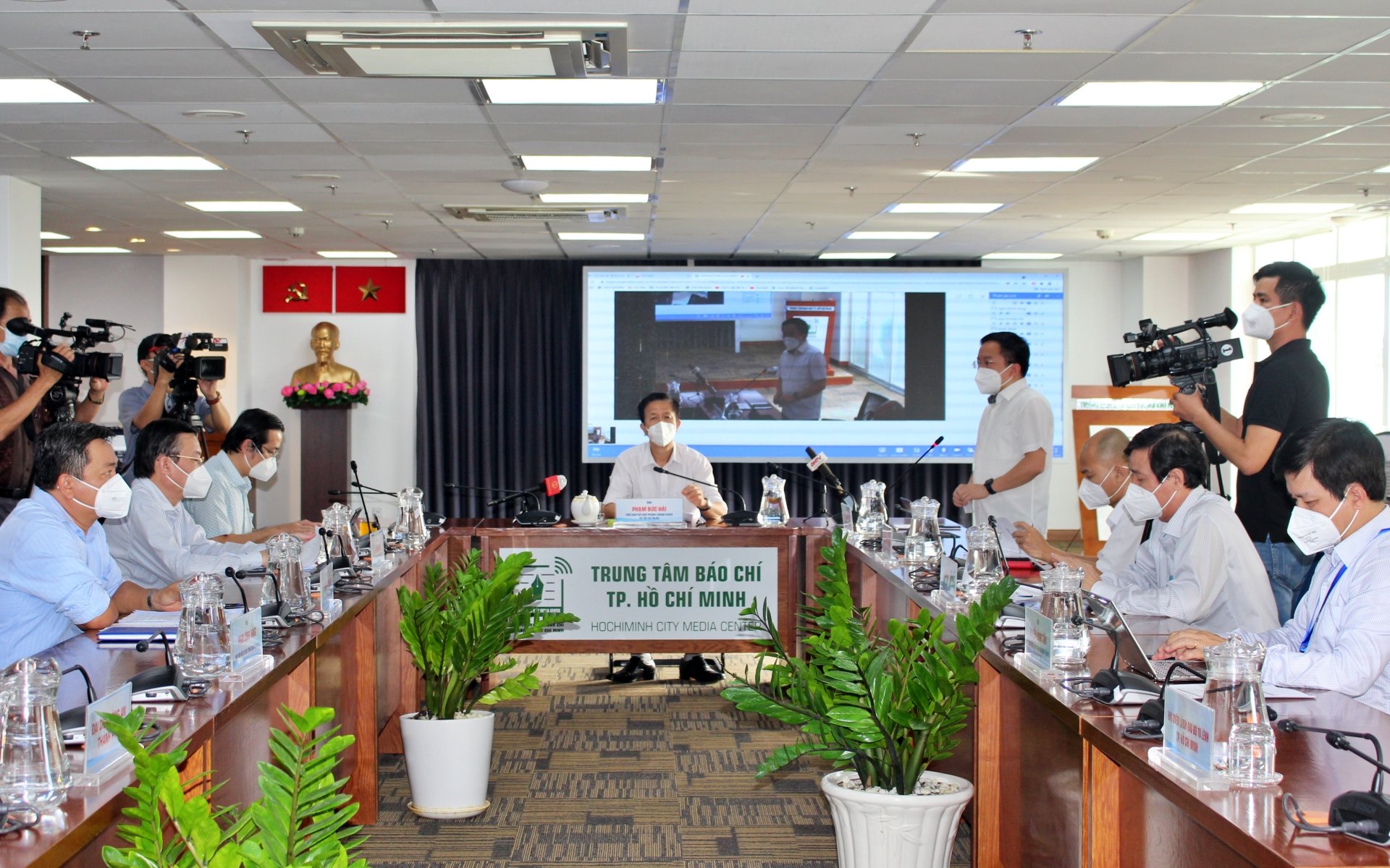 C&ocirc;ng an TP HCM l&yacute; giải t&igrave;nh trạng bom h&agrave;ng đi chợ hộ - Ảnh 1.