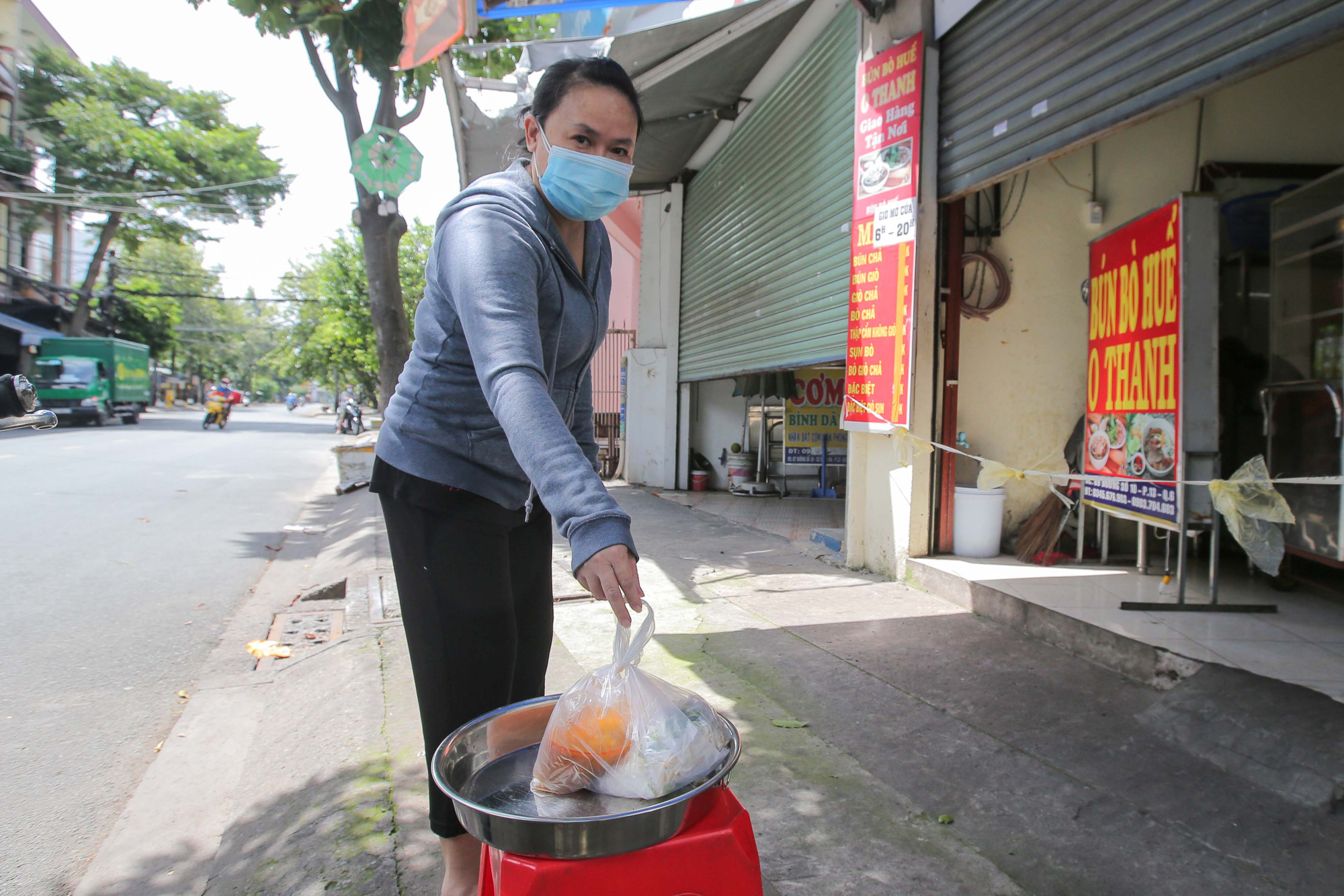 TP HCM: Ng&agrave;y đầu ti&ecirc;n h&agrave;ng qu&aacute;n b&aacute;n mang về th&ocirc;ng qua shipper giao h&agrave;ng - Ảnh 3.