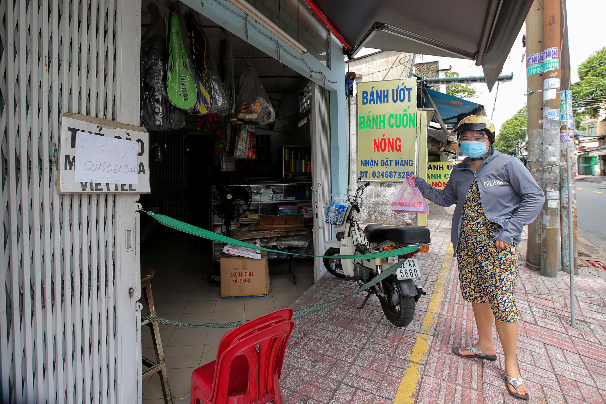 TP HCM: Ng&agrave;y đầu ti&ecirc;n h&agrave;ng qu&aacute;n b&aacute;n mang về th&ocirc;ng qua shipper giao h&agrave;ng - Ảnh 7.