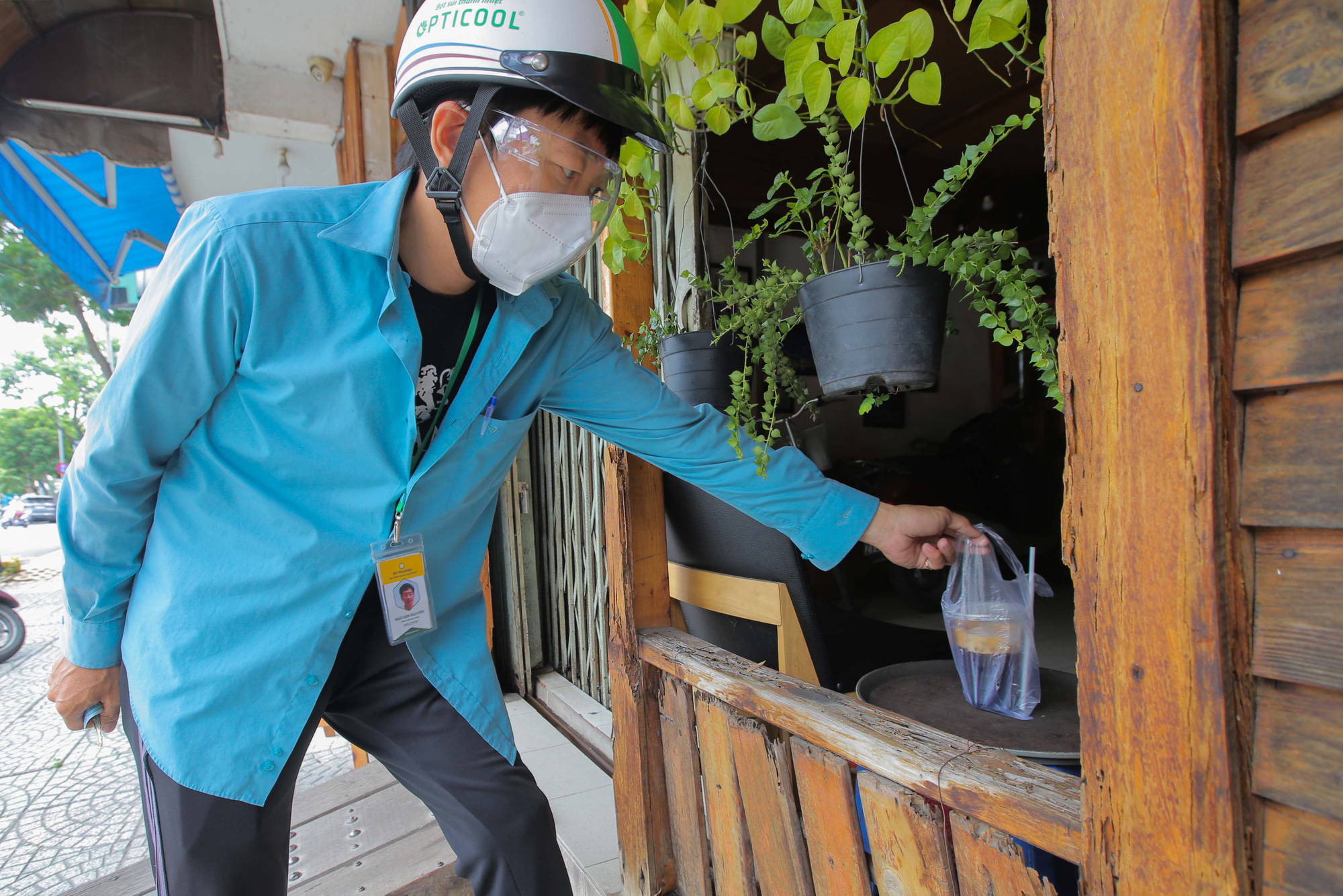 TP HCM: Ng&agrave;y đầu ti&ecirc;n h&agrave;ng qu&aacute;n b&aacute;n mang về th&ocirc;ng qua shipper giao h&agrave;ng - Ảnh 4.
