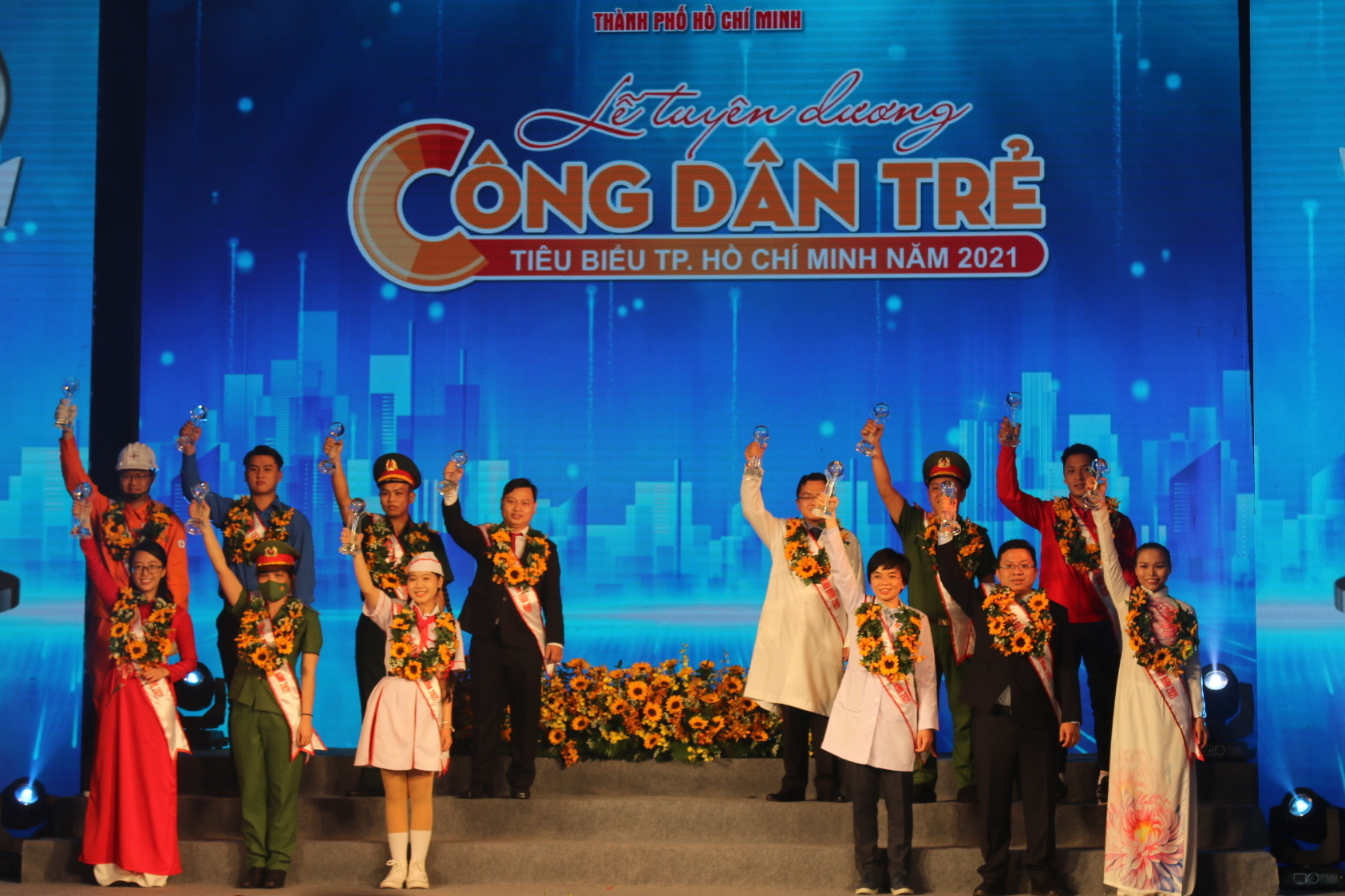 Hoa hậu H’Hen Niê, thủ môn Hồ Văn Ý... được tuyên dương Công dân trẻ tiêu biểu TP HCM