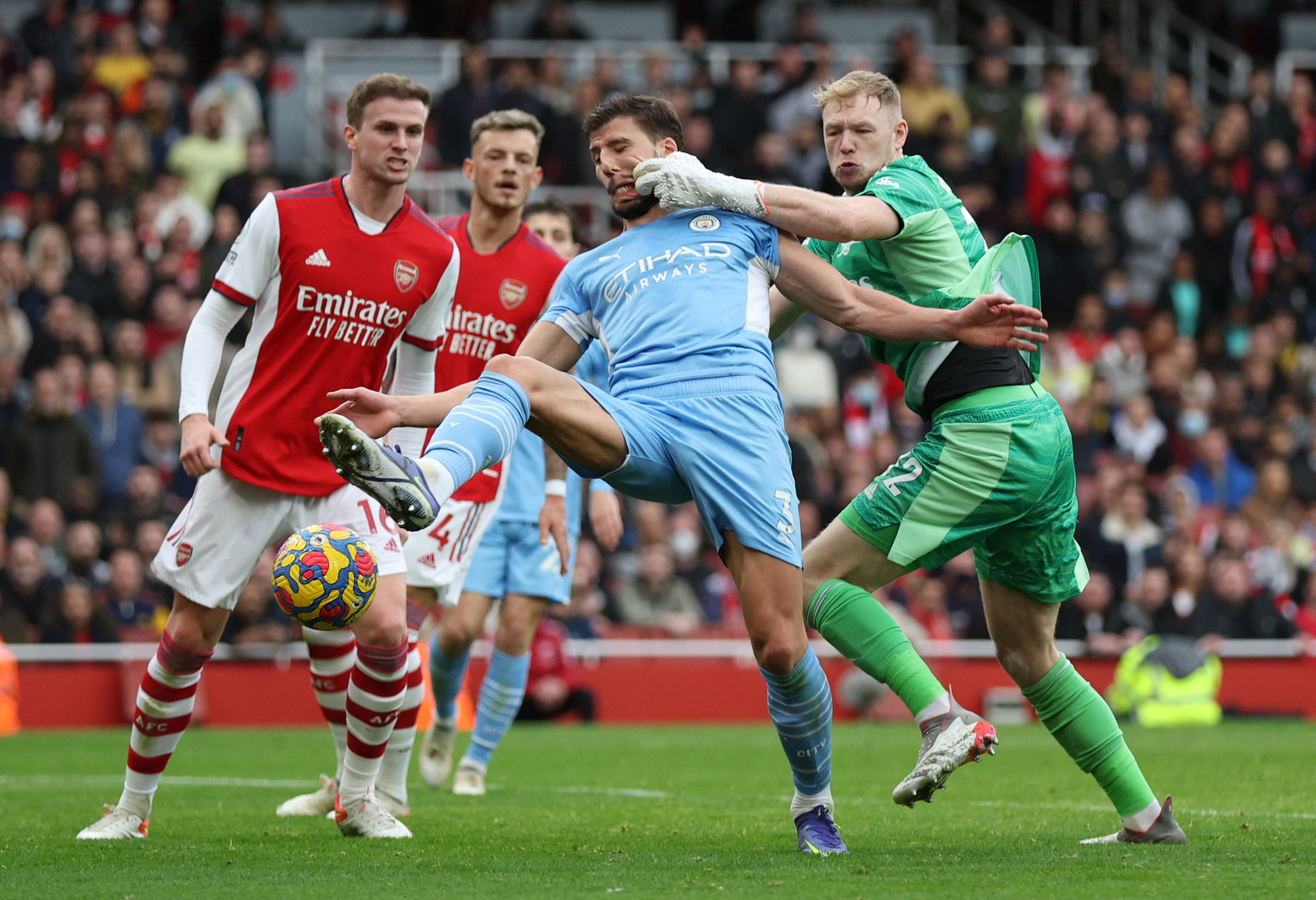 Arsenal thua ngược sân nhà, Man City đè "Pháo thủ" trận thứ 10 liên tiếp