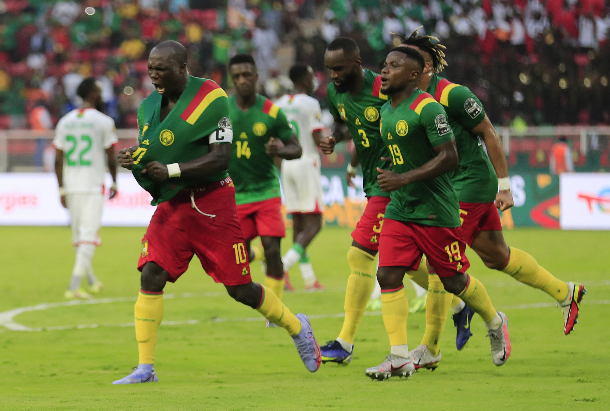 Chủ nhà Cameroon ngược dòng, hạ Burkina Faso mở màn CAN 2021