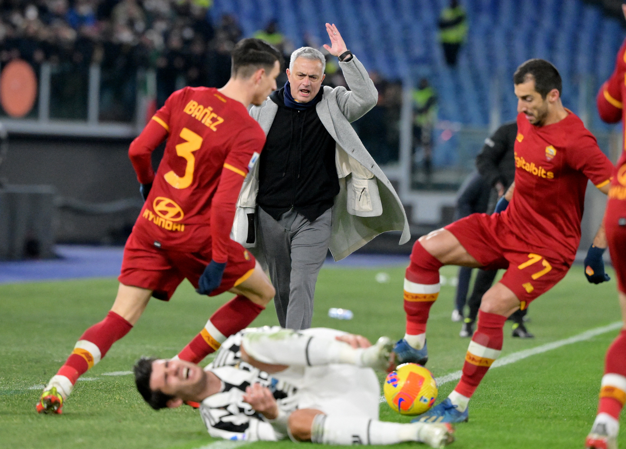"Người đặc biệt" Mourinho nói gì sau khi lại bị đánh bại?