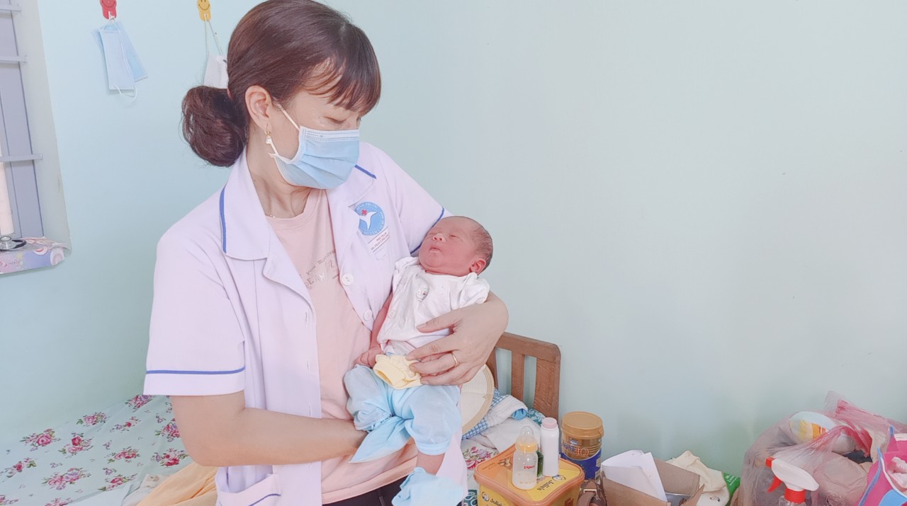 Bé sơ sinh bị bỏ rơi ở nghĩa trang: Có người muốn nhận làm con nuôi