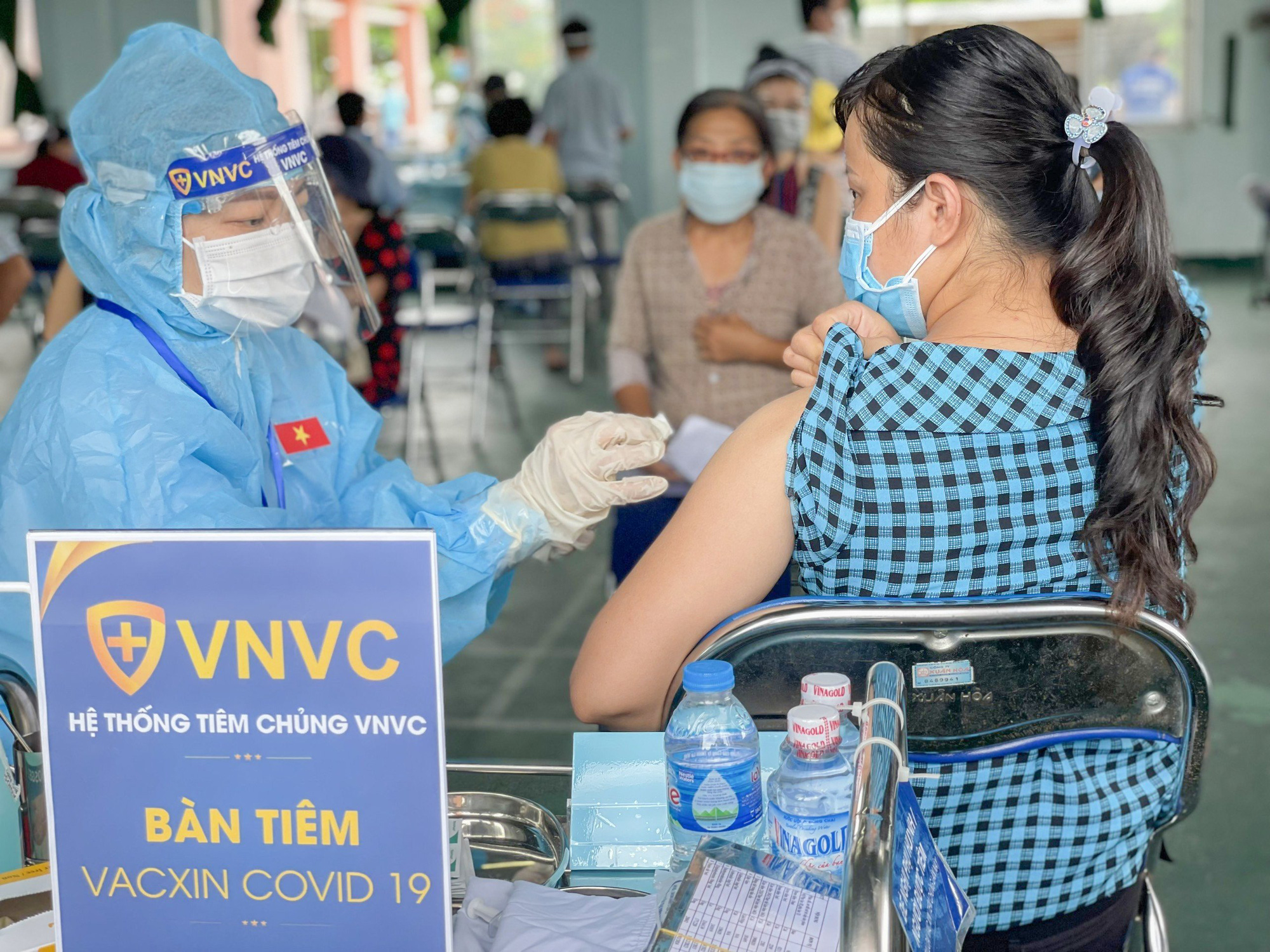 TP HCM: Thuyết phục hơn 18.000 người thuộc nhóm nguy cơ đi tiêm vắc-xin Covid-19