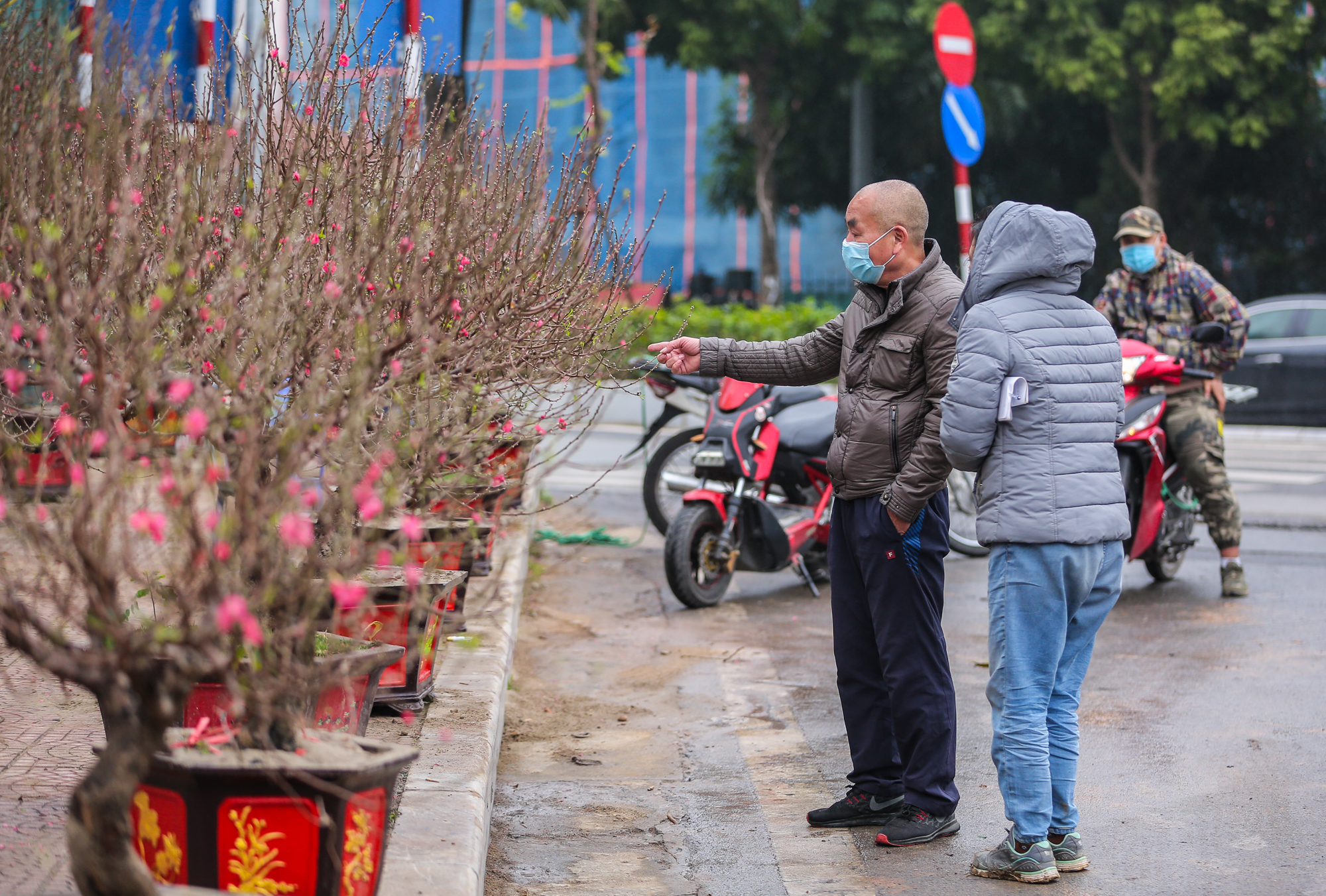 Sắc xuân xuống phố, nhiều tiểu thương m&eacute;o mặt v&igrave; thị trường Tết ảm đạm - Ảnh 2.