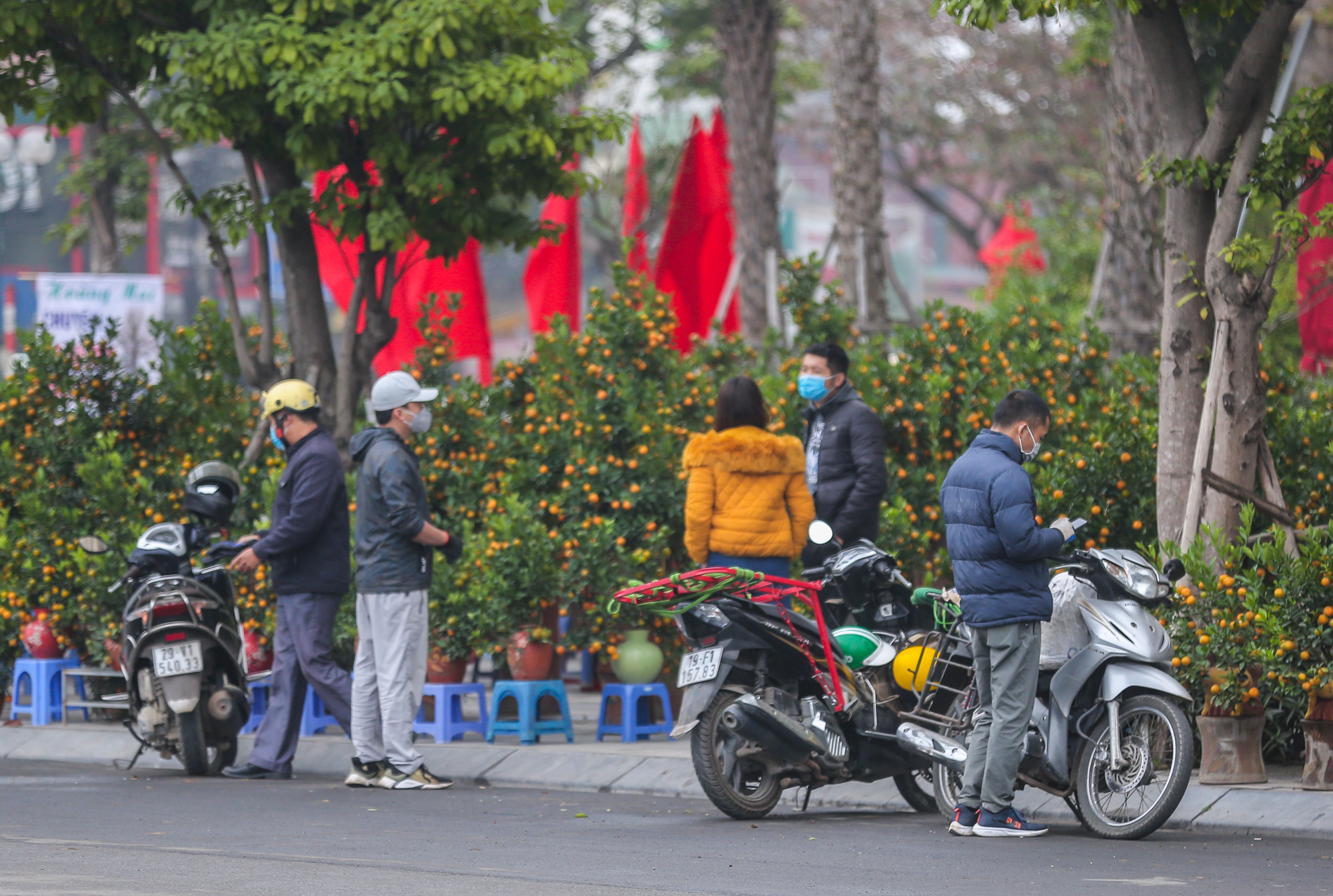 Sắc xuân xuống phố, nhiều tiểu thương m&eacute;o mặt v&igrave; thị trường Tết ảm đạm - Ảnh 11.