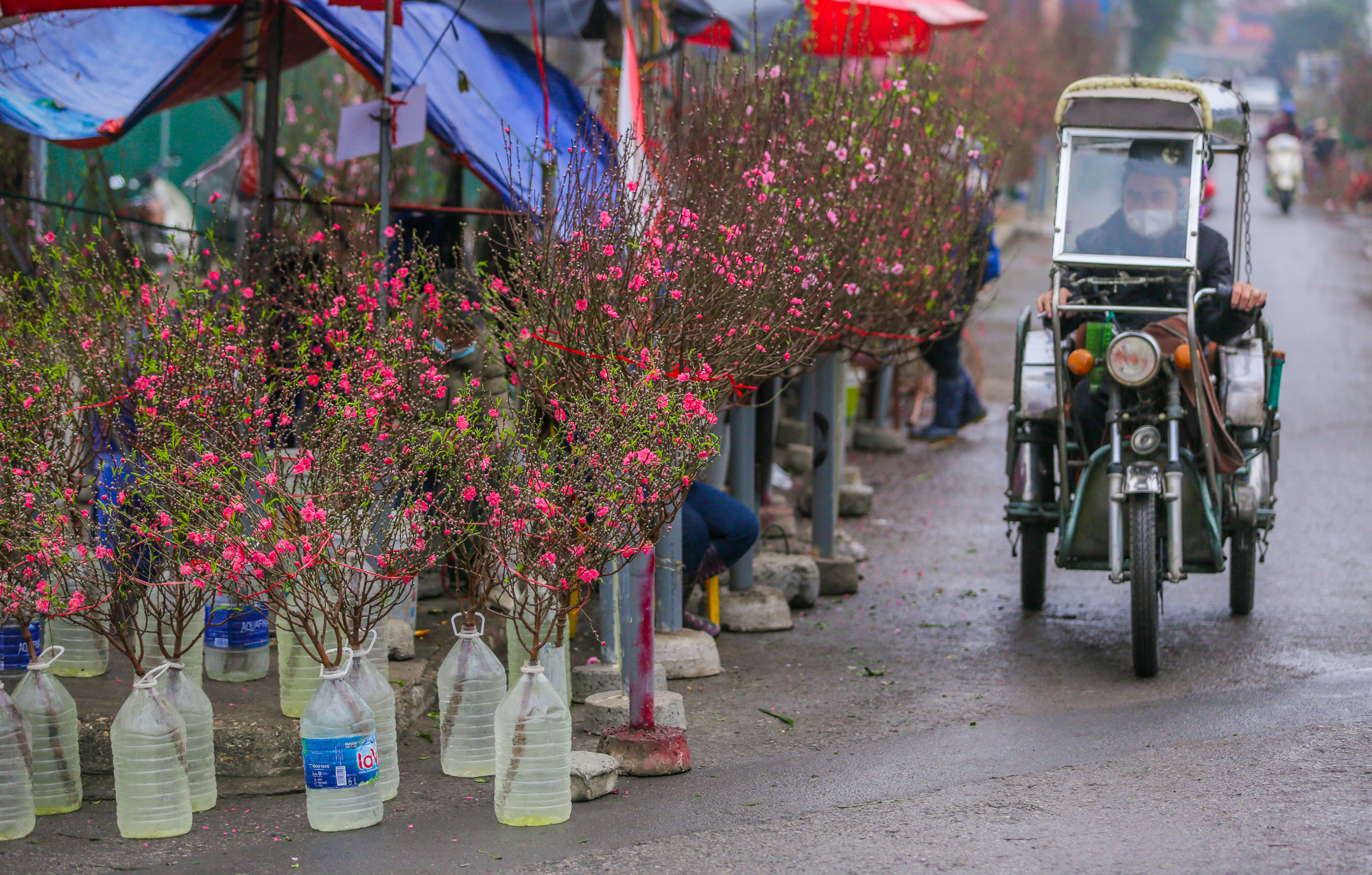 Sắc xuân xuống phố, nhiều tiểu thương m&eacute;o mặt v&igrave; thị trường Tết ảm đạm - Ảnh 6.