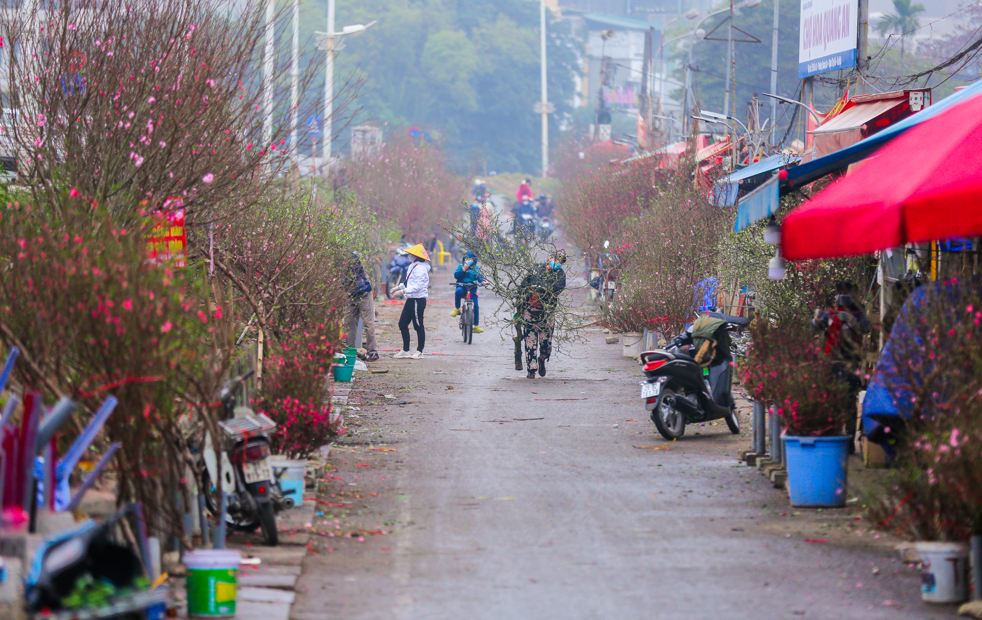 Sắc xuân xuống phố, nhiều tiểu thương m&eacute;o mặt v&igrave; thị trường Tết ảm đạm - Ảnh 1.