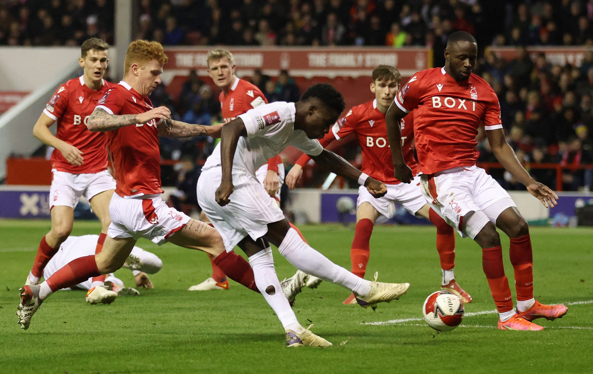 Đ&aacute; bay Arsenal, Nottingham Forest tạo địa chấn FA Cup - Ảnh 2.
