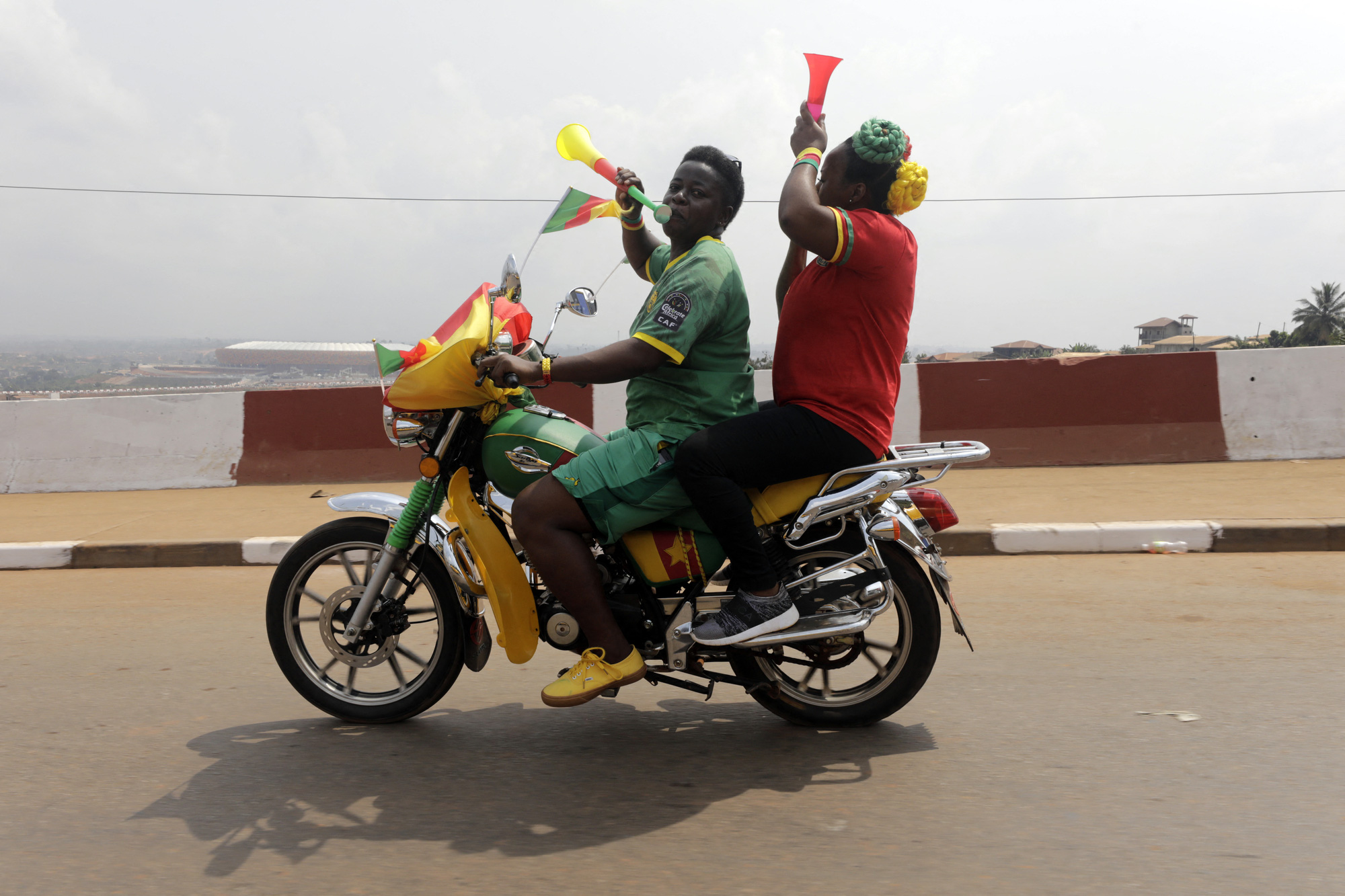 Chủ nh&agrave; Cameroon ngược d&ograve;ng, hạ Burkina Faso mở m&agrave;n CAN 2021 - Ảnh 6.