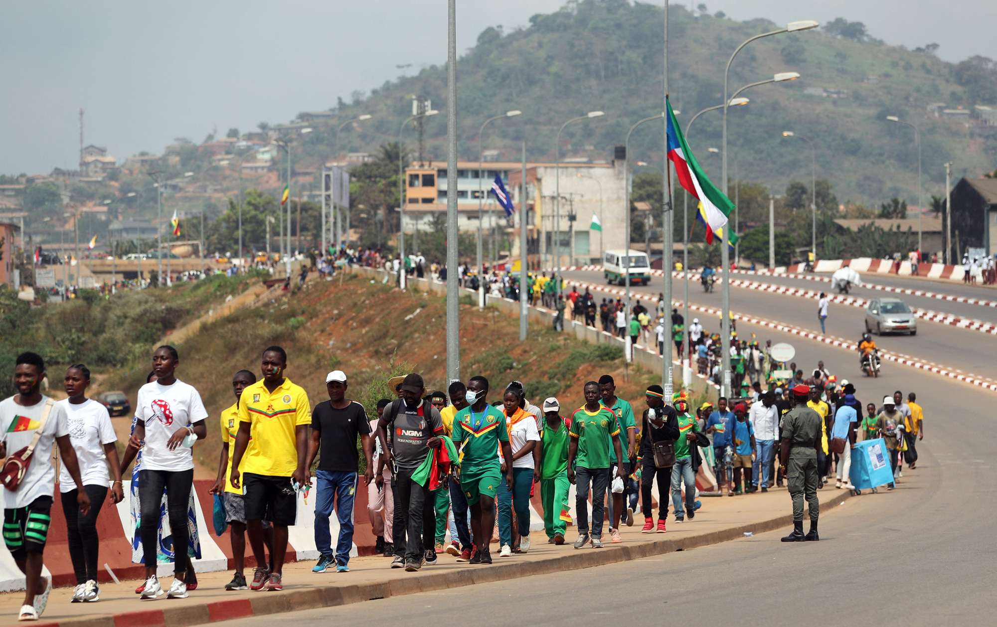 Chủ nh&agrave; Cameroon ngược d&ograve;ng, hạ Burkina Faso mở m&agrave;n CAN 2021 - Ảnh 5.