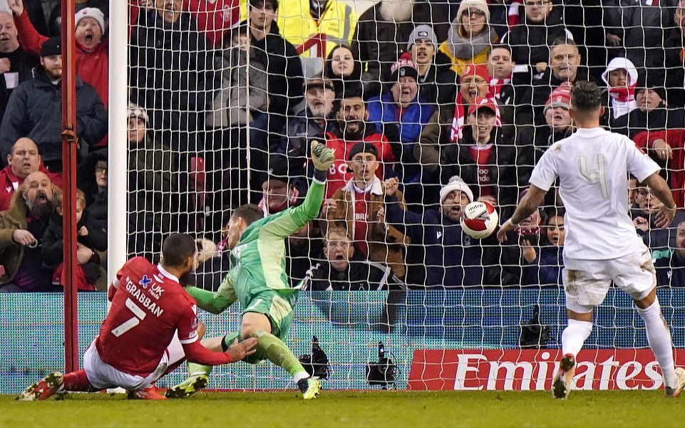 Đ&aacute; bay Arsenal, Nottingham Forest tạo địa chấn FA Cup - Ảnh 4.