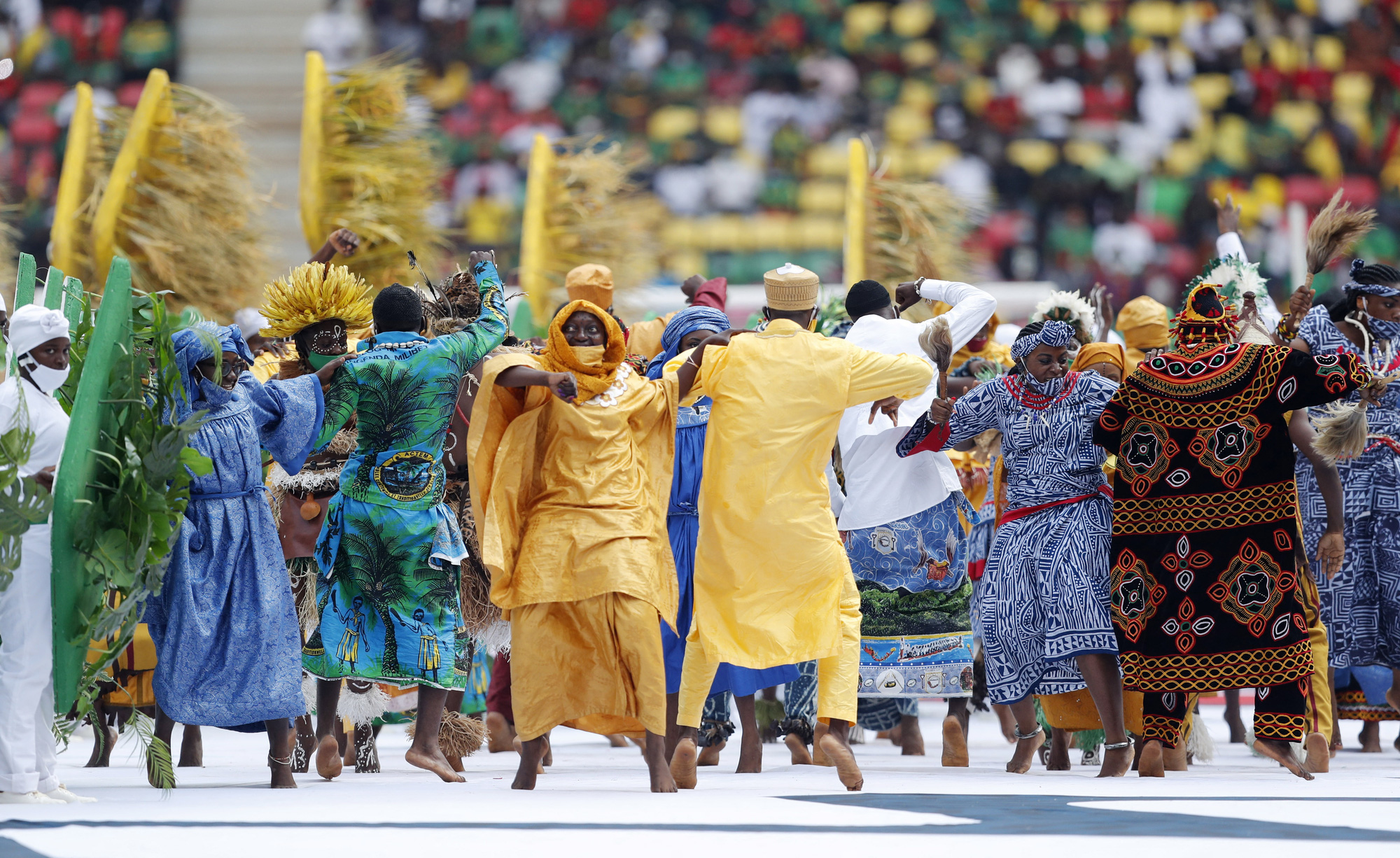 Chủ nh&agrave; Cameroon ngược d&ograve;ng, hạ Burkina Faso mở m&agrave;n CAN 2021 - Ảnh 4.
