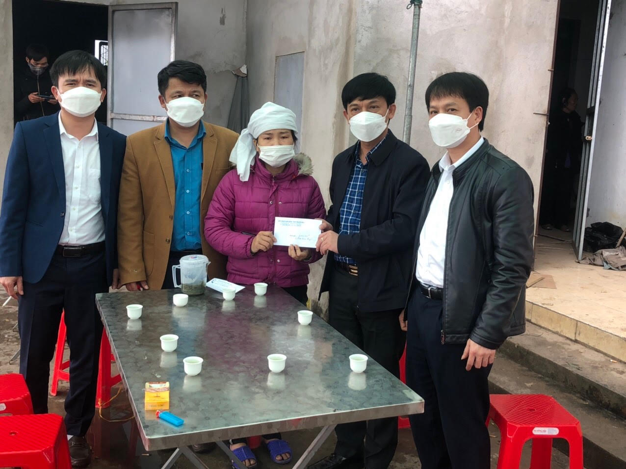 Thanh Hóa: Động viên gia đình nữ công nhân gặp hỏa hoạn
