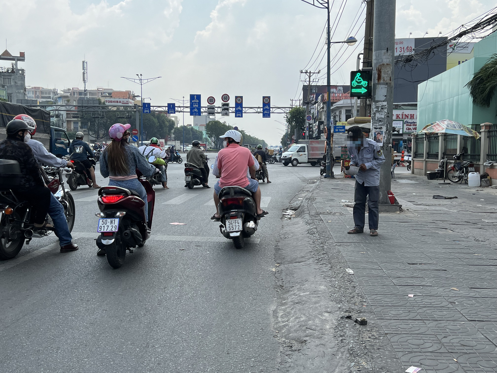 Tái diễn nạn ăn xin trên đường phố - Ảnh 1.